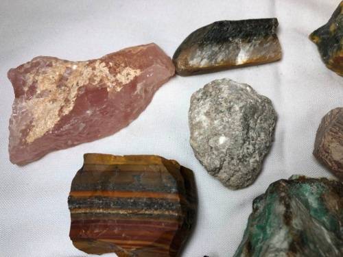 COLLECTION OF ROUGH STONES