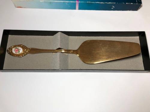 VINTAGE 24 CT GOLD PLATED CAKE LIFTER - EETRITE