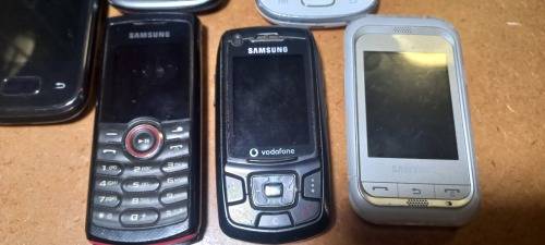 Joblot of 6 old cellphones, one bid for the lot