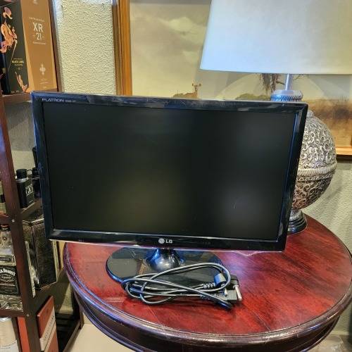 LG Flatron W2261VP-PF 22 Inch Full HD 1080P LCD HDMI Monitor