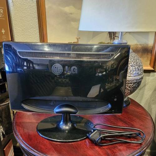 LG Flatron W2261VP-PF 22 Inch Full HD 1080P LCD HDMI Monitor