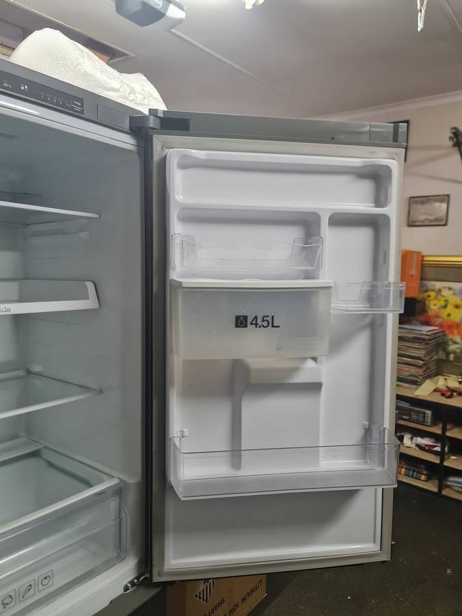 Samsung 329L Silver Combi Fridge- RB31HWJ3DSS