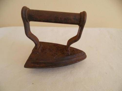 VINTAGE CAST IRON NO 3 IRON WITH A CURVED BOTTOM