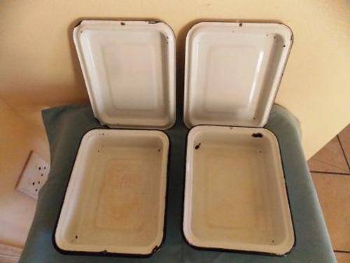 2 RECTANGULAR ENAMEL DISHES WITH LIDS
