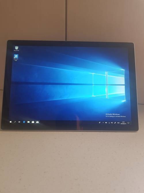 Microsoft Surface Pro 1796 ** Core i7 7660U**16GB Ram**512SSD HD ( Cracked Glass )