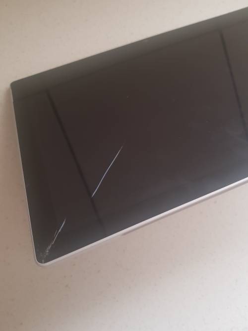 Microsoft Surface Pro 1796 ** Core i7 7660U**16GB Ram**512SSD HD ( Cracked Glass )