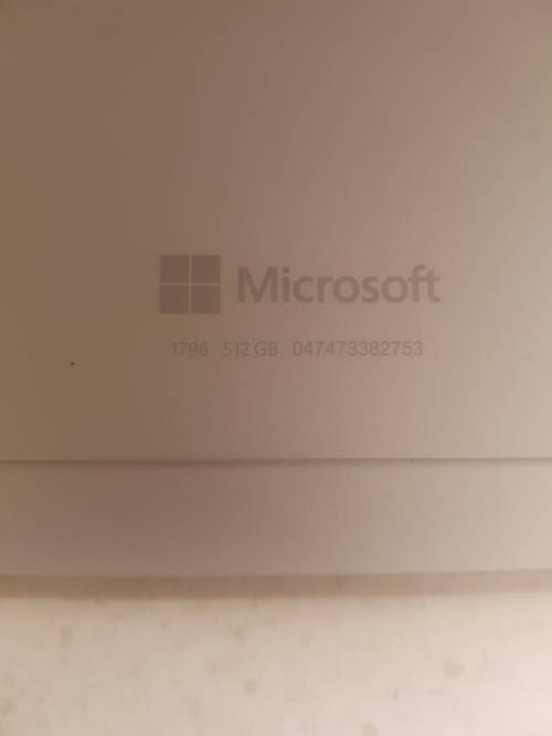 Microsoft Surface Pro 1796 ** Core i7 7660U**16GB Ram**512SSD HD ( Cracked Glass )