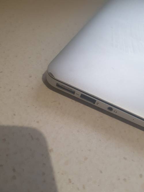 Apple MacBook Air Core i5 2017 Model **128SSD ** 8GB Ram ** Cracked LCD**
