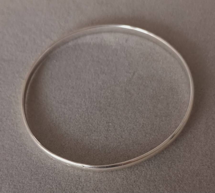 Sterling Silver solid Bangle. 6.9g. 64mm.