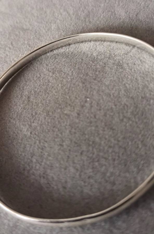 Sterling Silver solid Bangle. 6.9g. 64mm.