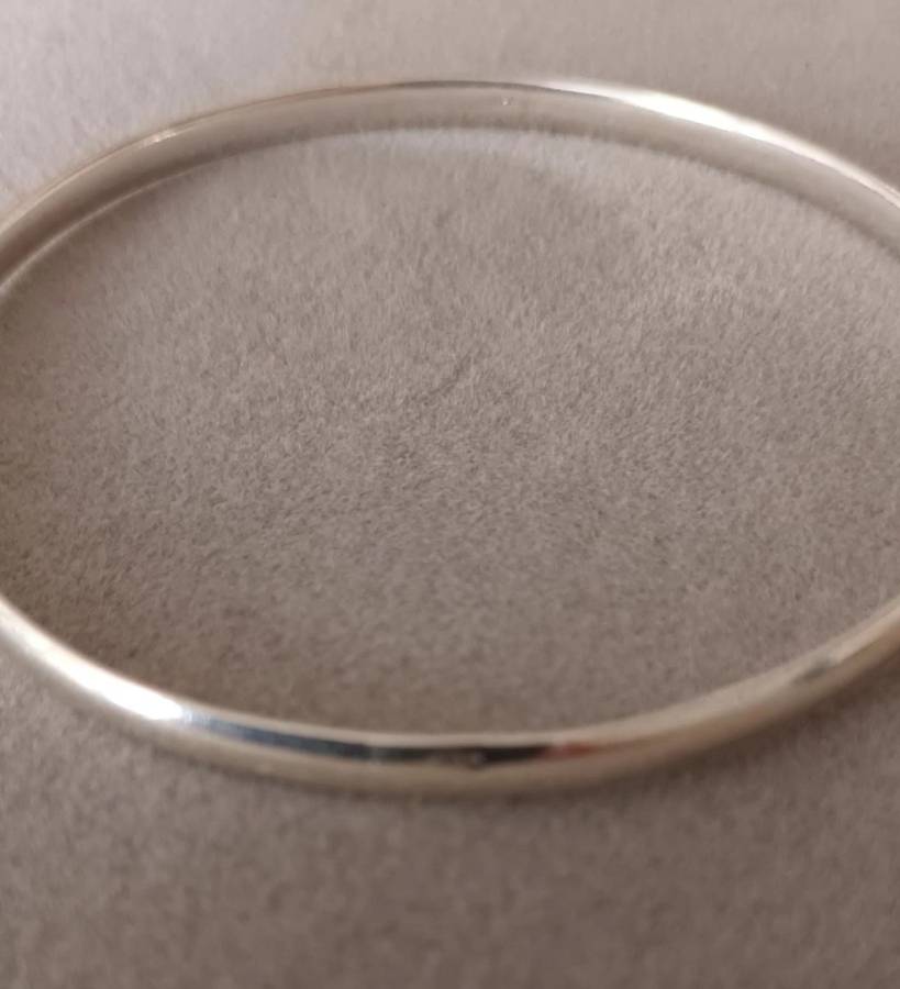 Sterling Silver solid Bangle. 6.9g. 64mm.