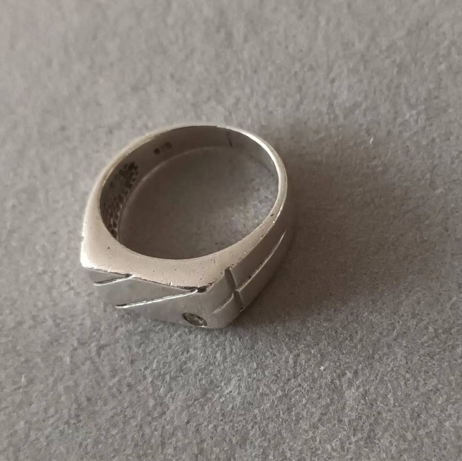 Sterling Silver Men`s Ring. 5.05g. Size P.