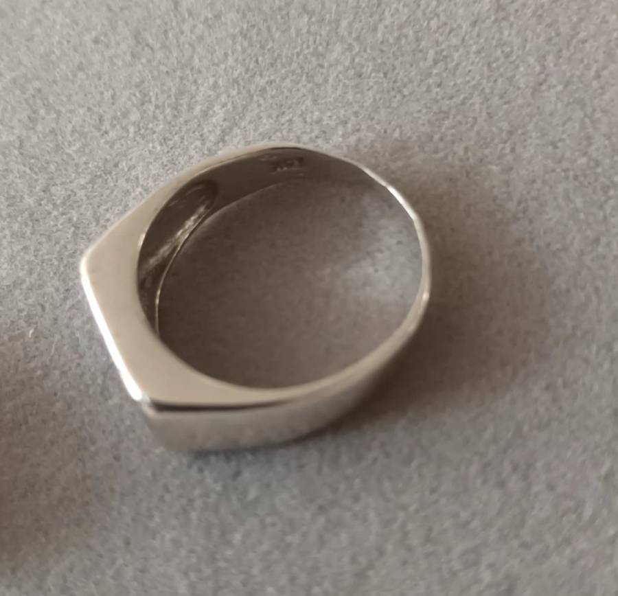 Sterling Silver Men`s Ring. 5.05g. Size P.