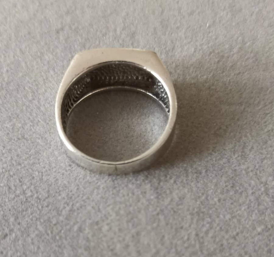 Sterling Silver Men`s Ring. 5.05g. Size P.
