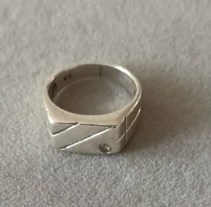 Sterling Silver Men`s Ring. 5.05g. Size P.