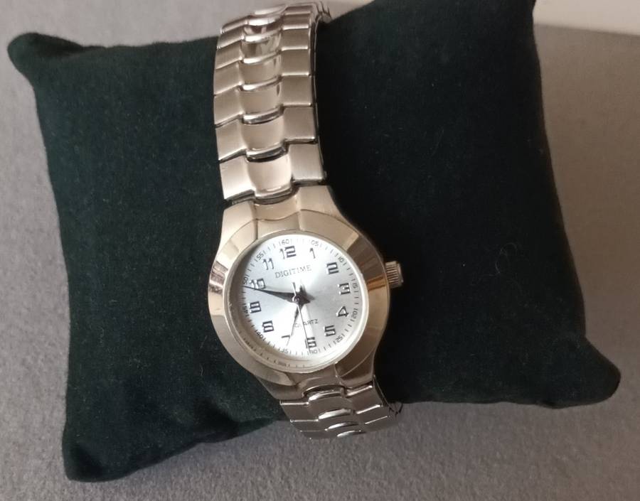 Digitime Quartz Stretch band Watch. New.