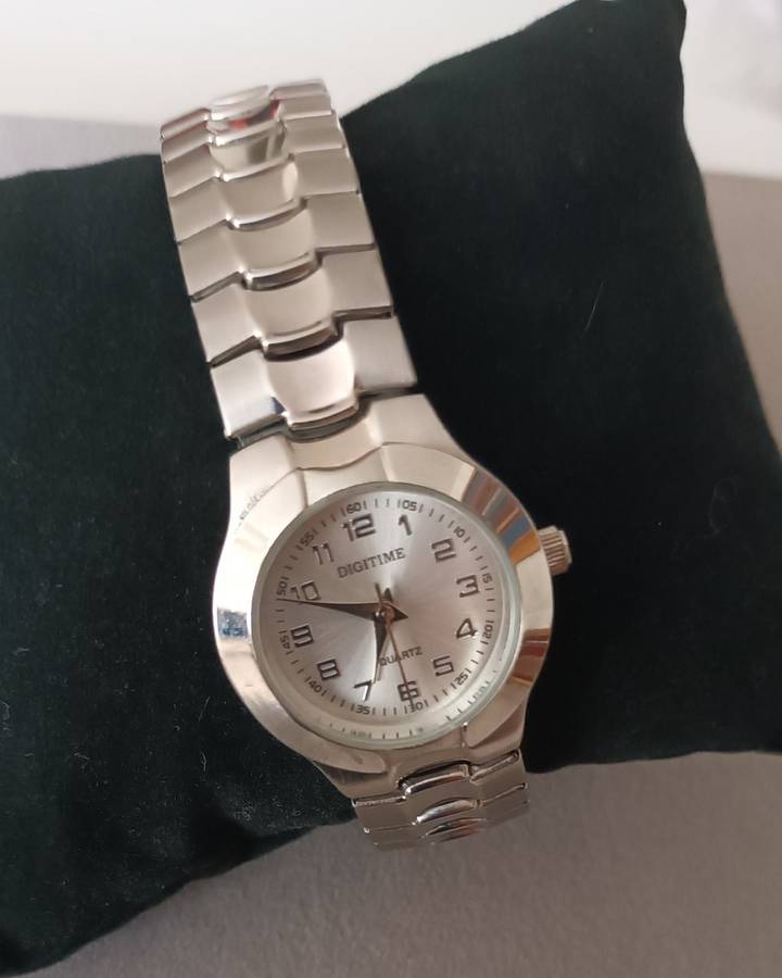 Digitime Quartz Stretch band Watch. New.