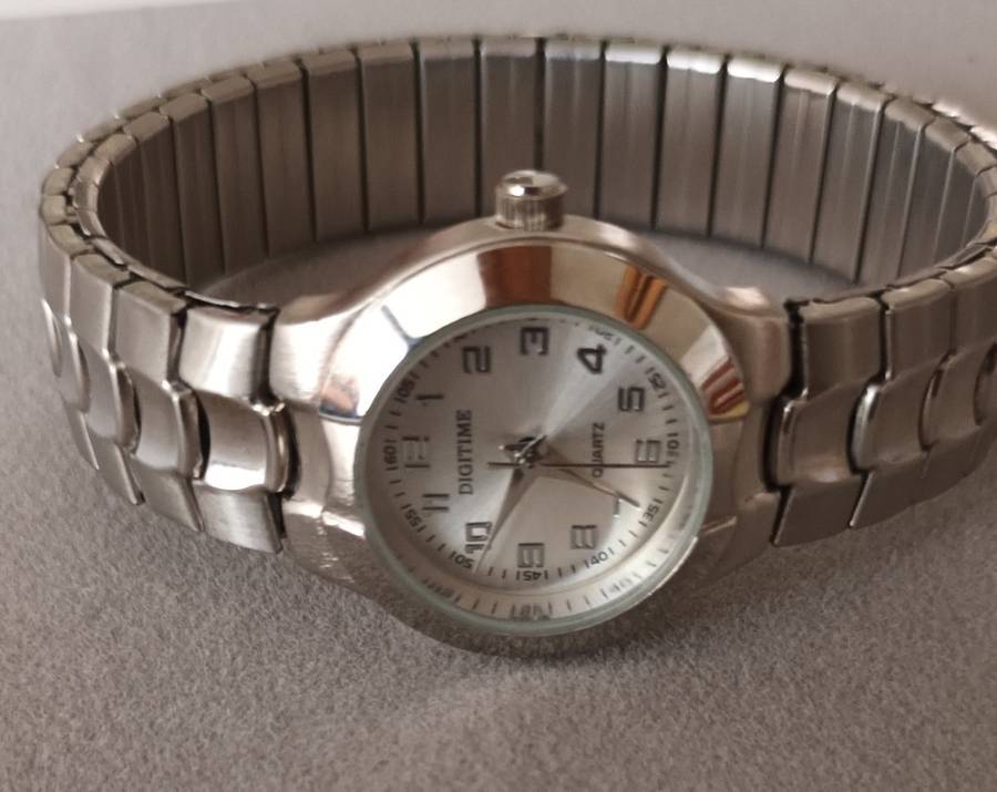 Digitime Quartz Stretch band Watch. New.
