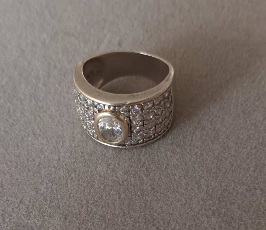 Stunning Solid Heavy Sterling Silver Ring with CZ. 8.54g. Size P.