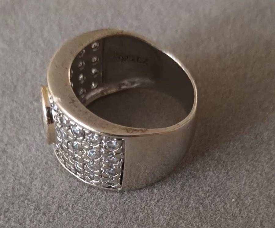 Stunning Solid Heavy Sterling Silver Ring with CZ. 8.54g. Size P.