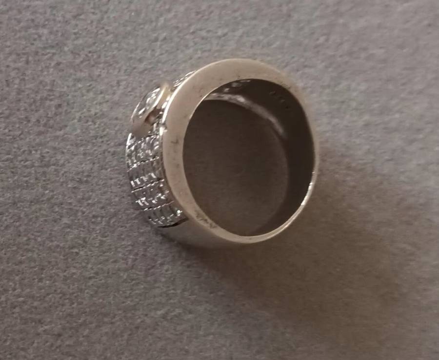 Stunning Solid Heavy Sterling Silver Ring with CZ. 8.54g. Size P.