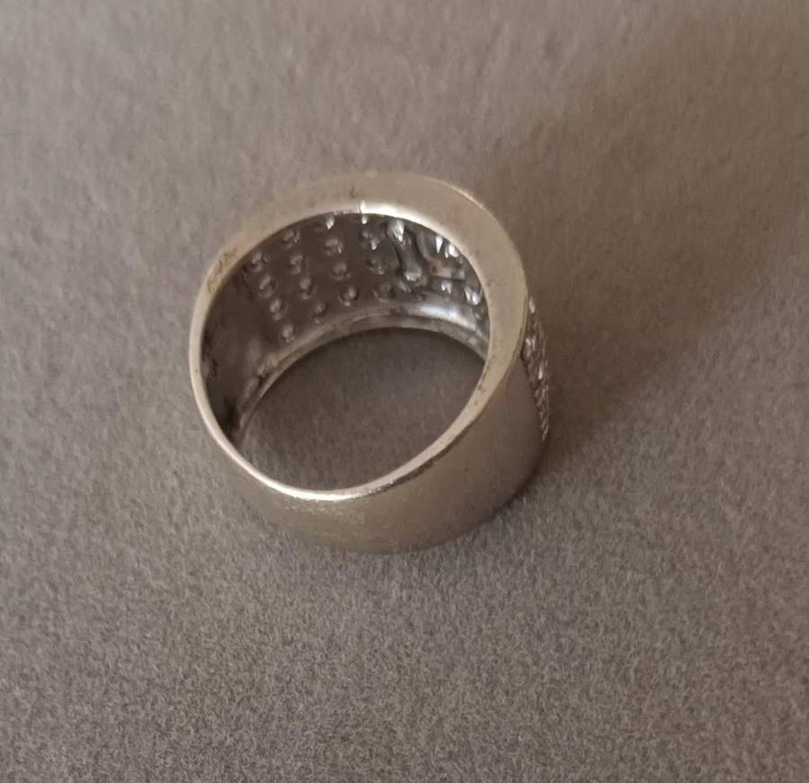 Stunning Solid Heavy Sterling Silver Ring with CZ. 8.54g. Size P.