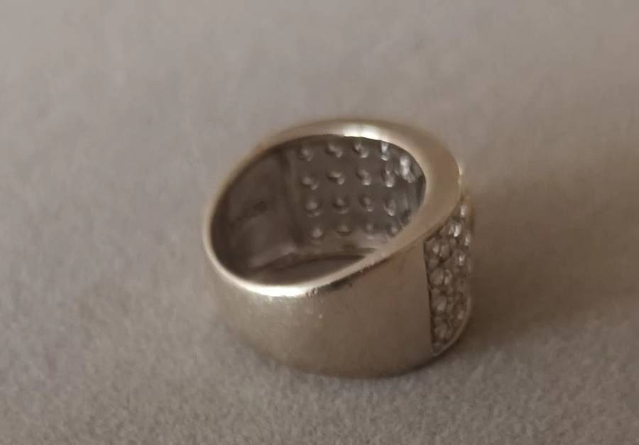 Stunning Solid Heavy Sterling Silver Ring with CZ. 8.54g. Size P.