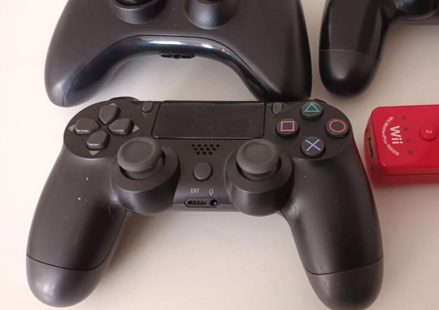 PlayStation & Wii remotes for spares or fixing.