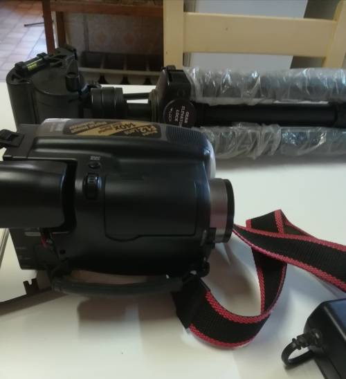 JVC VIDEO CAMERA MODEL GR - AX860. COMES WITH TRIPOD AND CARRY CASE & REMOTE CONTROL.