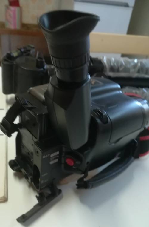 JVC VIDEO CAMERA MODEL GR - AX860. COMES WITH TRIPOD AND CARRY CASE & REMOTE CONTROL.