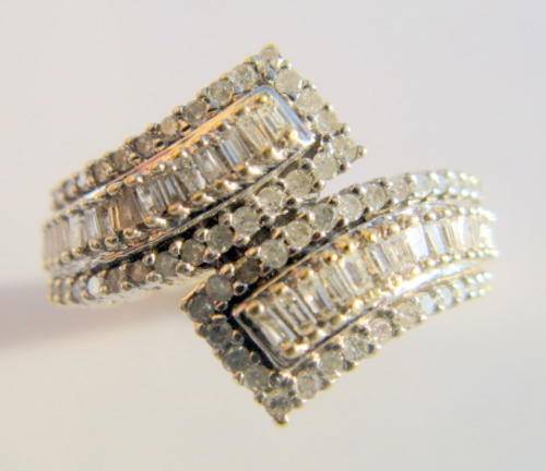 SUPERB 9CT GOLD 1.00 CARAT BAGUETTE DIAMOND RING