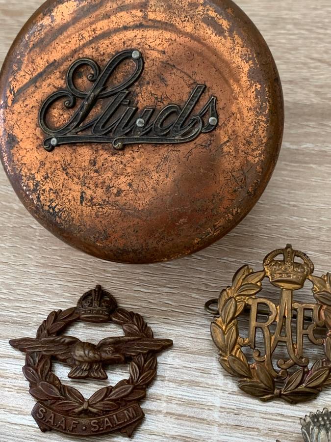 MILITARY INSIGNIA / CLOTHING  - PLUS A RARE ANTIQUE COPPER AND BRASS `STUDS` BOX AND MORE