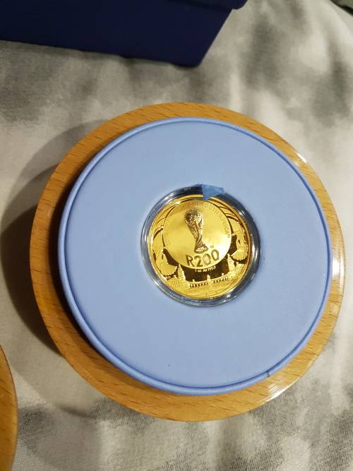 2010 FIFA SOCCER 1 OZ GOLD COIN PROOF IN WOODEN BALL WITH CERTIFICATE