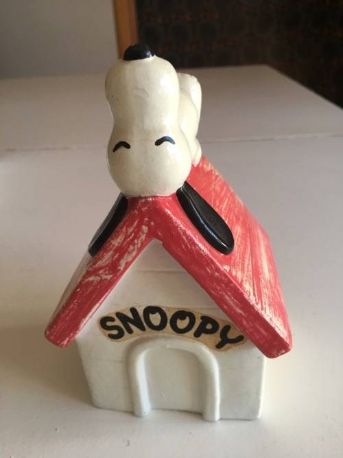 SNOOPY CHARACTER KENNEL CERAMIC MONEY BOX