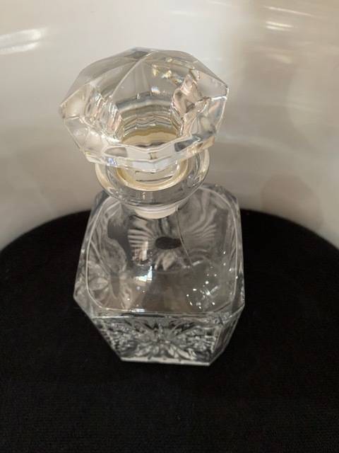 WHISKEY DECANTER IN SUNRAY DESIGN WITH STOPPER