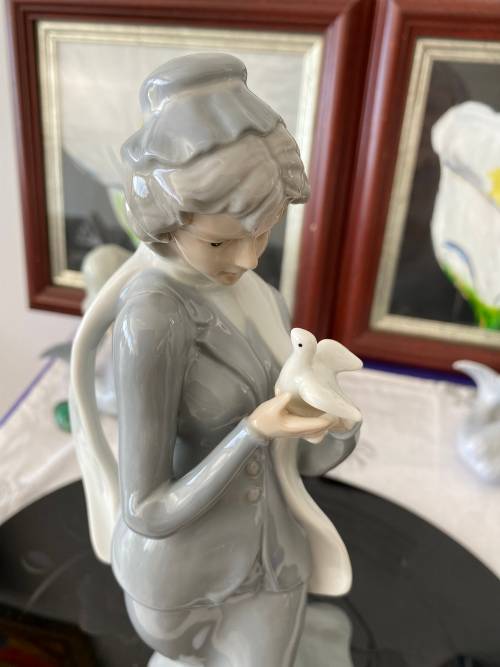 VINTAGE NAO LLADRO STYLE PORCELAIN STAMPED S 42 A 81 TALL LADY WITH BIRD IN HAND FIGURINE