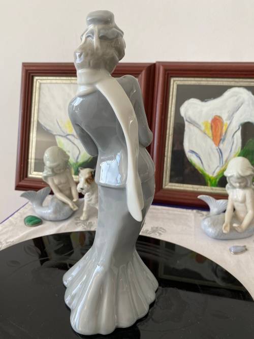 VINTAGE NAO LLADRO STYLE PORCELAIN STAMPED S 42 A 81 TALL LADY WITH BIRD IN HAND FIGURINE