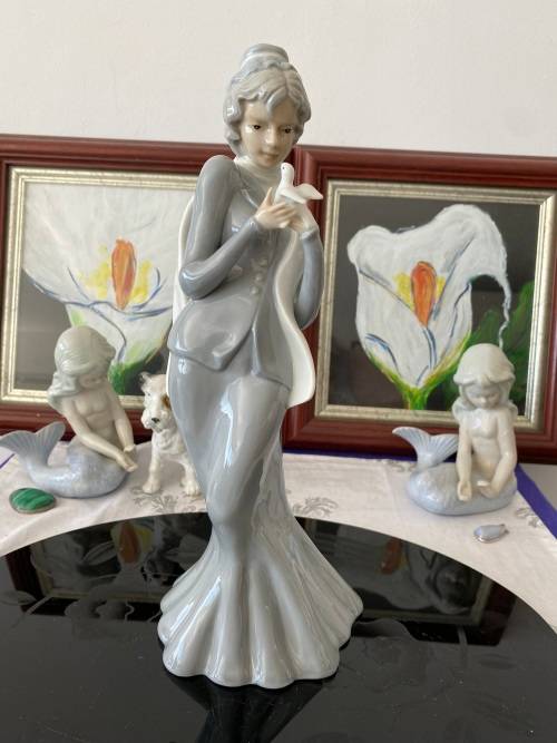 VINTAGE NAO LLADRO STYLE PORCELAIN STAMPED S 42 A 81 TALL LADY WITH BIRD IN HAND FIGURINE