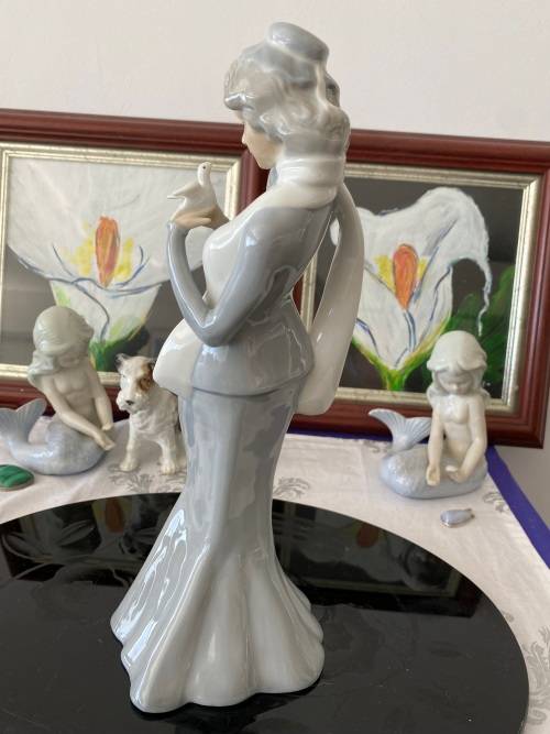VINTAGE NAO LLADRO STYLE PORCELAIN STAMPED S 42 A 81 TALL LADY WITH BIRD IN HAND FIGURINE