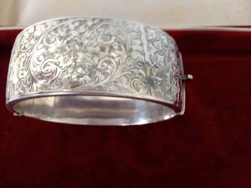 HALLMARK SILVER CLASP BANGLE BIRMINGHAM 1913 - 35 GRAMS
