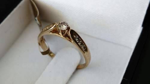 9ct Yellow Gold Ring with Seven Diamonds.