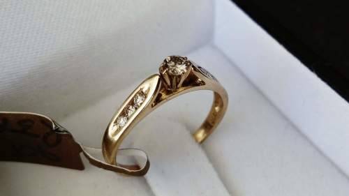 9ct Yellow Gold Ring with Seven Diamonds.