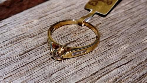 9ct Yellow Gold Ring with Seven Diamonds.