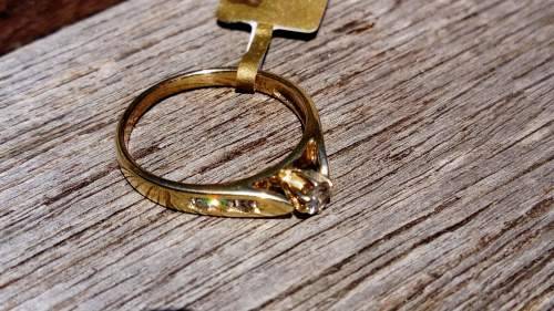 9ct Yellow Gold Ring with Seven Diamonds.