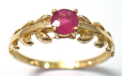 Beautiful solid 9kt gold genuine ruby ring.