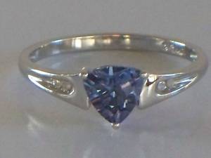 R14500 - Stunning 1.03ct sapphire and diamond 10k white gold ring