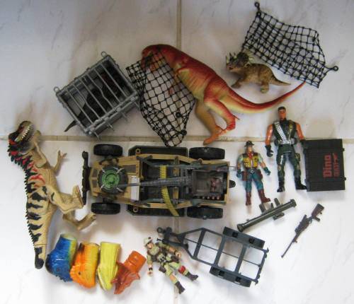 LARGE SET OF DINOSAUR HUNTERS WITH EQUIPMENT AND ANIMALS. 19 PIECES. VERY GOOD CONDITION. NOT DINKY