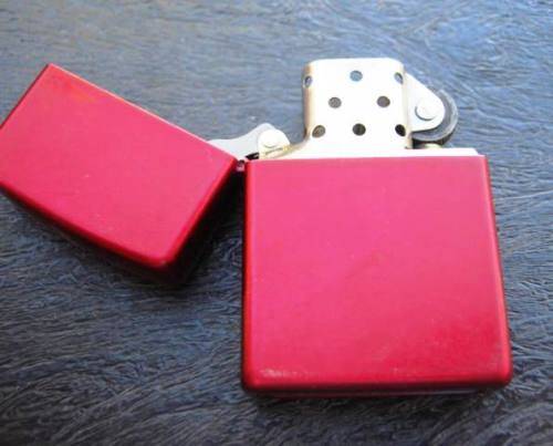 VINTAGE RED "ZIPPO" CIGARETTE LIGHTER FROM BRADFORD, USA. GREAT CONDITION.