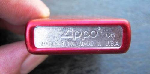 VINTAGE RED "ZIPPO" CIGARETTE LIGHTER FROM BRADFORD, USA. GREAT CONDITION.