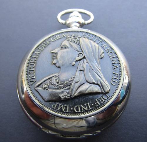 MINT AND BOXED "QUEEN VICTORIA 1899" SILVER COLOURED QUARTZ POCKET WATCH IN 100% WORKING ORDER.